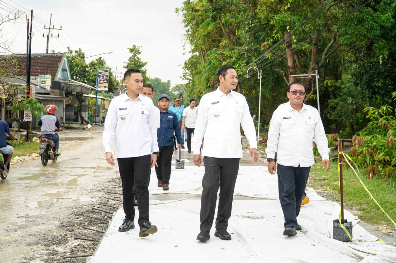 Bupati ditemani Wabup saat sidak pembangunan jalan. SP/IST