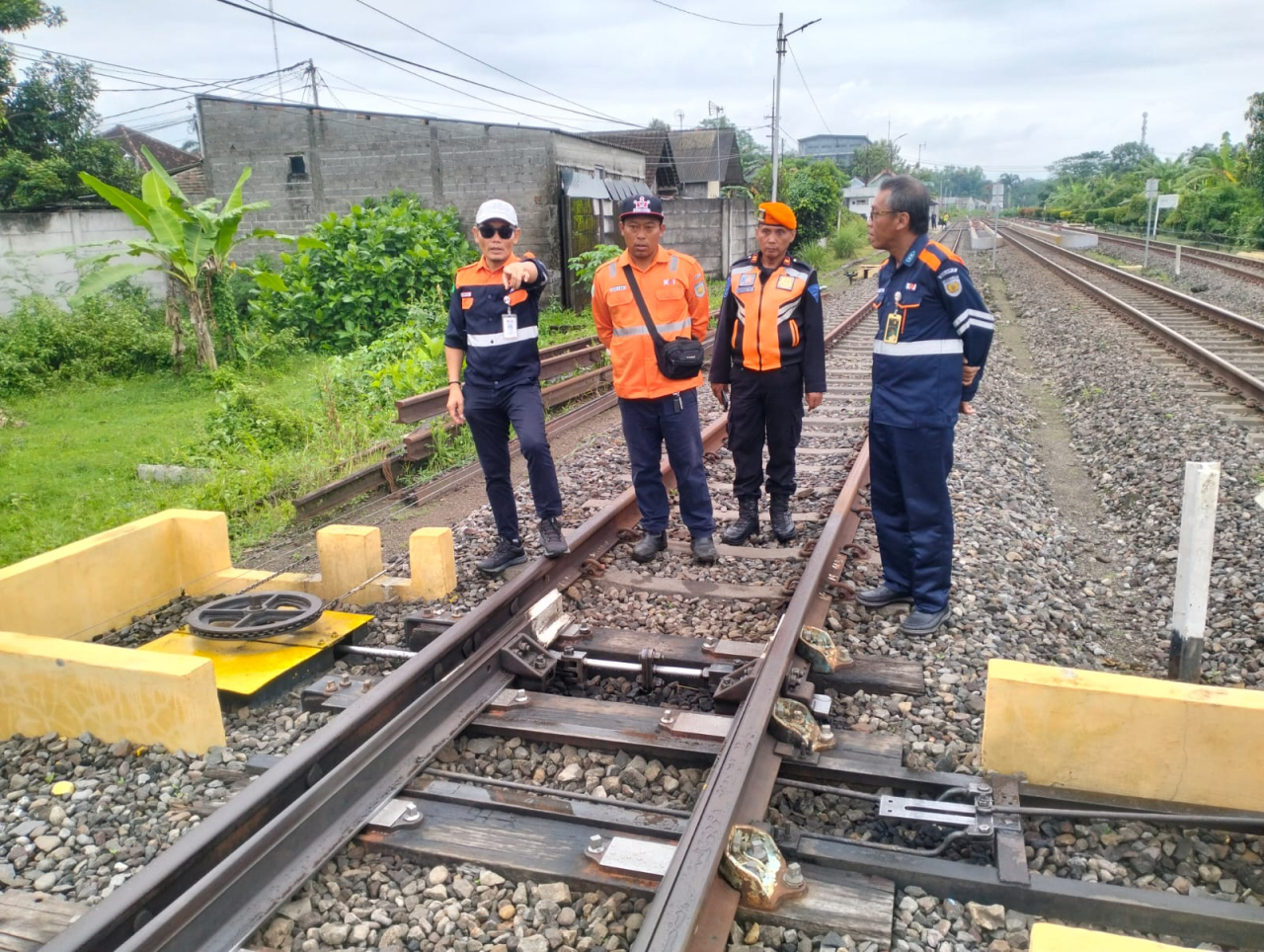 PT Kereta Api Indonesia (Persero) Daerah Operasi 7 Madiun melaksanakan pemeriksaan lintas dengan jalan kaki atau walkthrough di jalur Talun–Garum sepanjang 8.284 kilometer. SP/ Lestariono