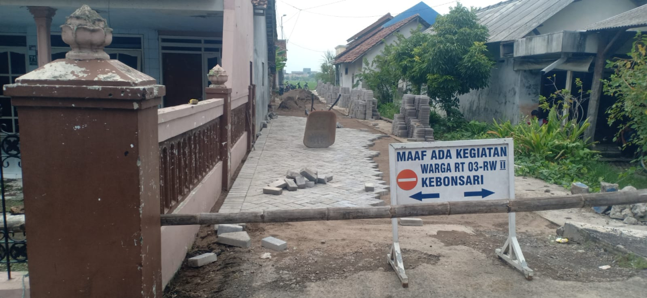 Progres pembangunan infrastruktur jalan paving di Jl RT 03 dan RT 04,RW 02, Desa Kebonsari, Kecamatan Candi, Kabupaten Sidoarjo. SP/ HIKMAH