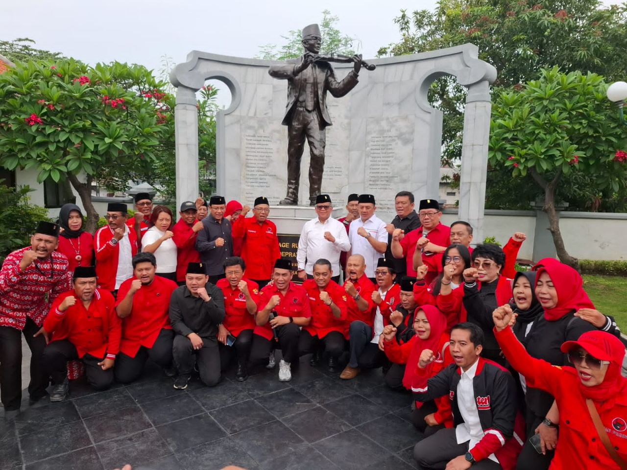 Sekjek DPP PDI Perjuangan, Hasto Kristiyanto bersama kader ziarah ke makam pencipta lagu kebangsaan Indonesia Raya, WR Supratman, di Jalan Kenjeran, Surabaya. SP/ Al Qomaruddin