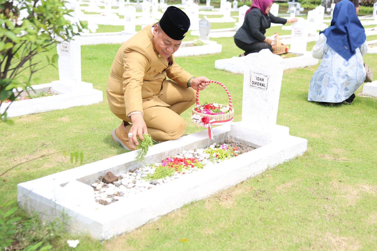 Ketua Komisi A DPRD Kota Surabaya, Yona Bagus Widyatmoko saat jiarah ke makam pahlawan. SP/ Al Qomaruddin