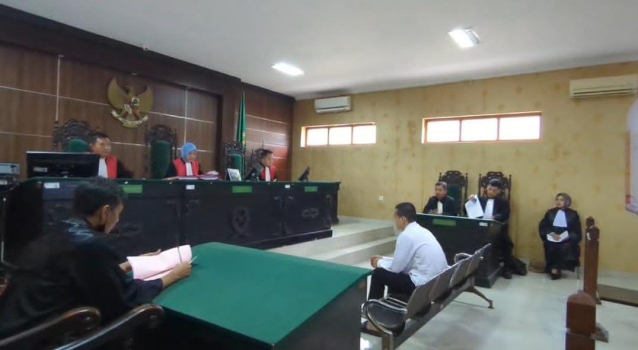 Pengadilan Negeri (PN) Kota Madiun menggelar sidang perdana perkara dugaan pelemparan bom molotov di Gedung DPRD Kota Madiun, Selasa (11/11/2025).  SP/ MAN