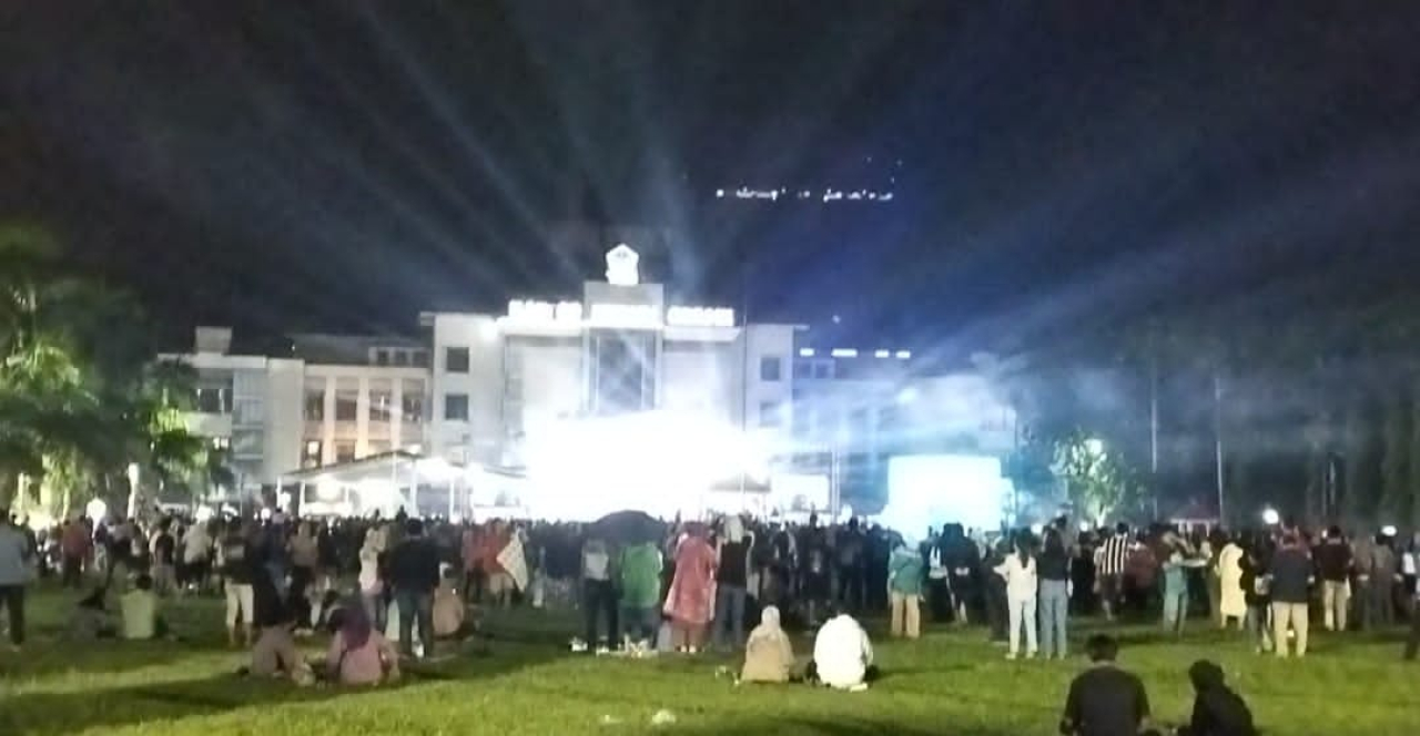 Konser musik dengan menghadirkan bintang tamu Denny Caknan, bertempat di Halaman Kantor Bupati Gresik, Jumat (14/11/2025) malam. SP/Maidid