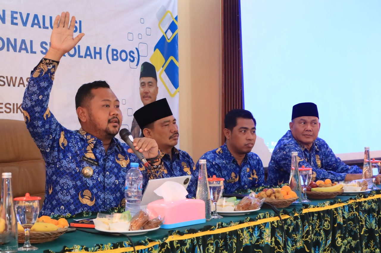 Rapat koordinasi mekanisme penyaluran Bantuan Operasional Sekolah Daerah (BOSDA) untuk jenjang SMP negeri maupun swasta yang dipimpin langsung Bupati Gresik, Fandi Akhmad Yani, di Aula UPT SMPN 22 Gresik, Senin (17/11/2025). SP/ MAIDID