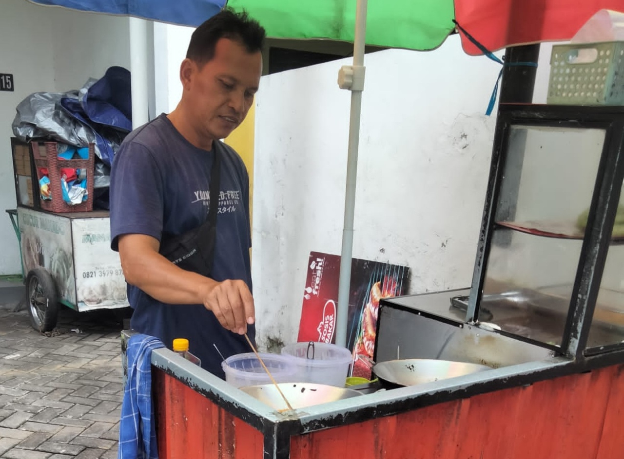 Pedagang kue Cucur Manado Johanes di tenant Alfamart Gayungsari Surabaya. SP/ HANDOKO