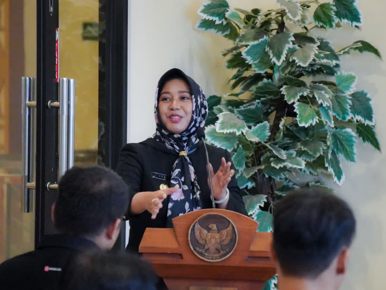 Walikota Ning Ita saat membuka bimtek Laporan Kegiatan Penanaman Modal (LKPM) tahun 2025 di MPP Gajah Mada. SP/ DWI