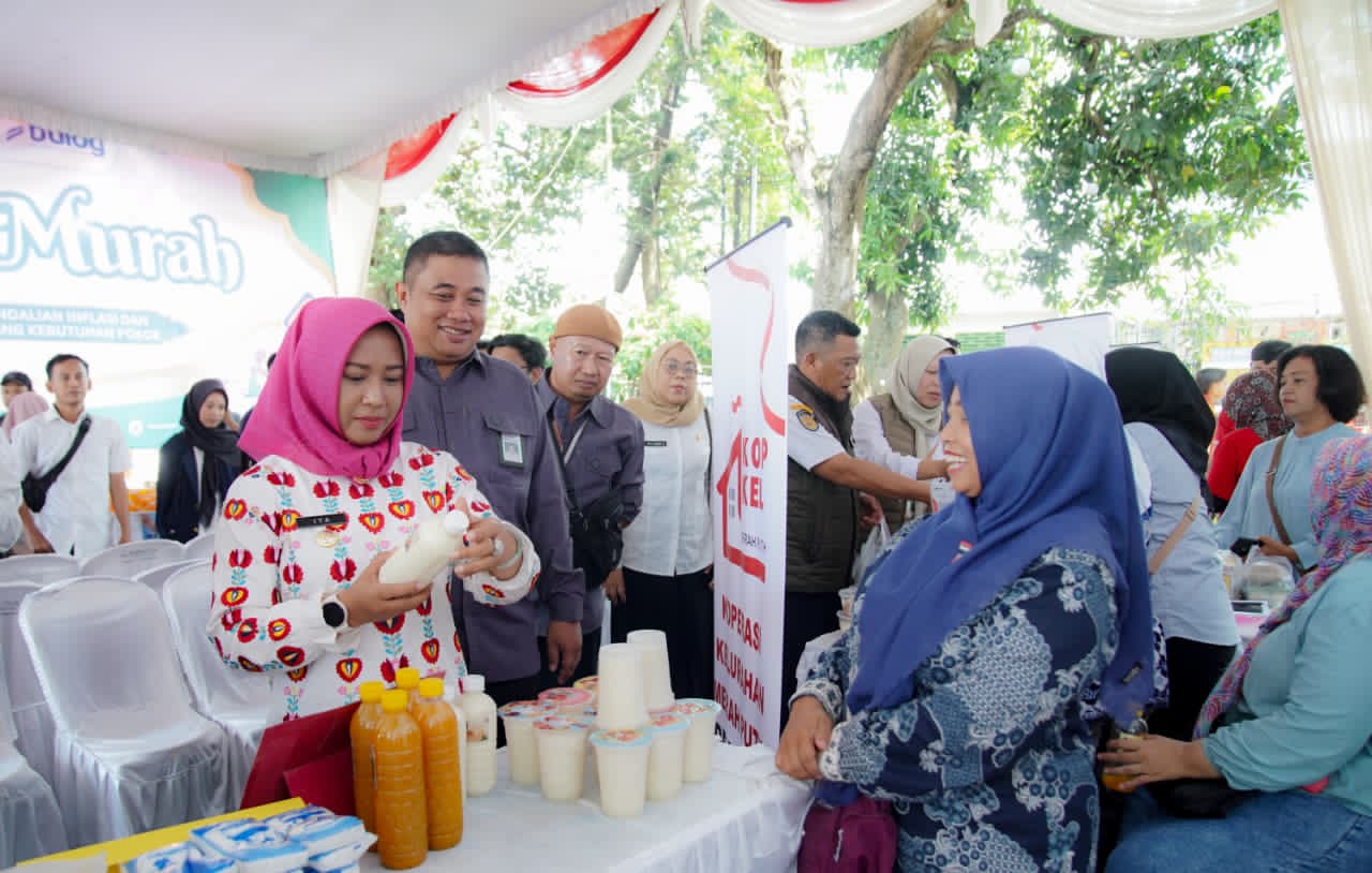 Wali Kota Mojokerto Ika Puspitasari meninjau pelaksanaan pasar murah di Halaman Kantor Kecamatan Prajuritkulon. SP/ DWI