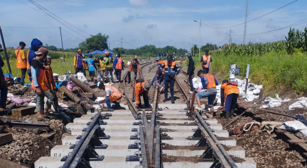 Petugas PT KAI (Persero) Daop 7 Madiun saat melakukan pembenahan Wesel rel No 1 Stasiun Talun, Km 107+1/2 wilayah Blitar. SP/ Lestariono