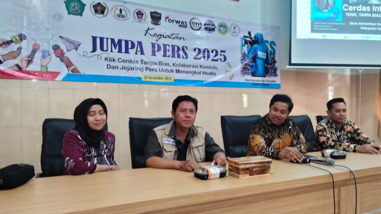 Dinas Komunikasi dan Informatika (Diskominfo) Kabupaten Sidoarjo berkolaborasi dengan jejaring pers yakni Organisasi Jurnalis Online Siber Sidoarjo (JOSS) melaksanakan kegiatan  "Jumpa Pers 2025 di SMPN 1 Sidoarjo. Kamis (20/11/2025). SP/ HIKMAH