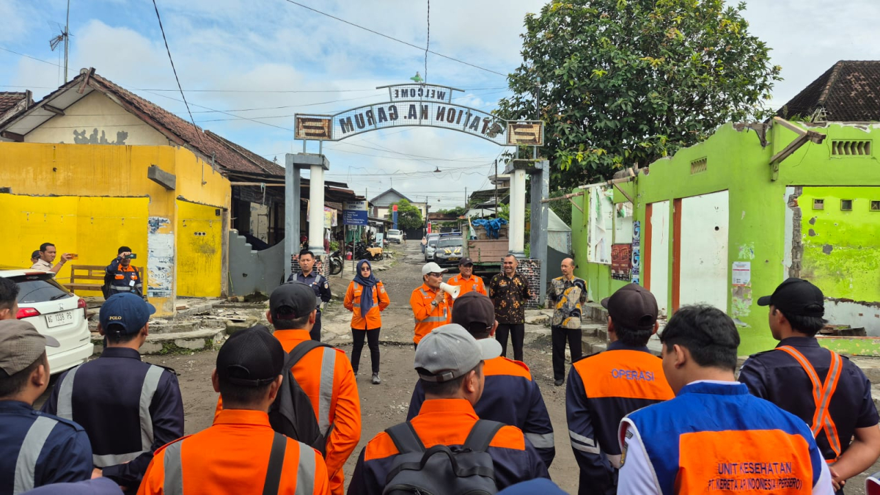 Kegiatan perombakan Stasiun Garum Blitar di pimpin langsung Deputy Vice President Daop 7 Madiun Mohamad Kahfi. SP/ Lestariono