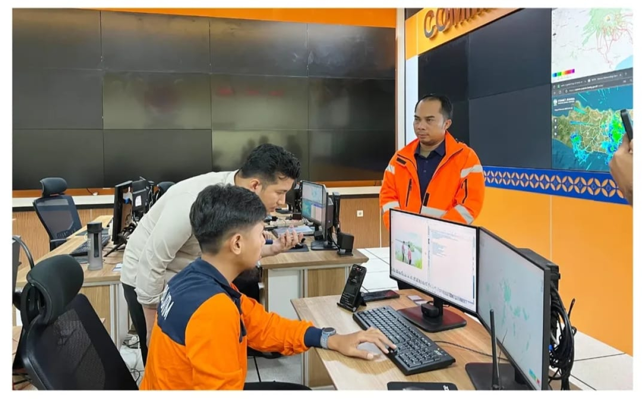 Wakil Gubernur Jawa Timur, Emil Elestianto Dardak saat bertandang ke ruang Pusat Pengendalian Operasi Penanggulangan Bencana atau Pusdalops, kantor BPBD Provinsi Jawa Timur. Tampak Kabid. SP/ Solihan Arif