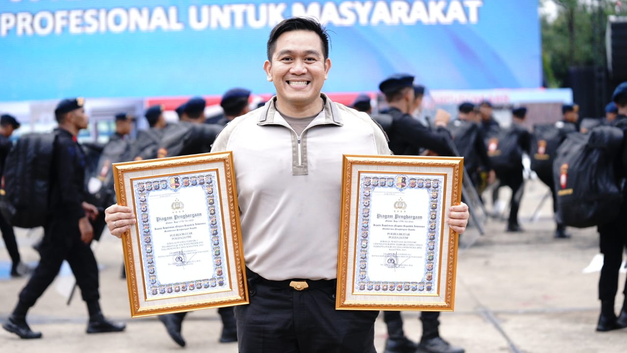 Kapolres Blitar, AKBP Arif saat menunjukkan piagam penghargaan yang berlangsung di Mako Satuan Latihan Korbrimob Polri, Cikeas, Bogor, dan dipimpin langsung oleh Kapolri, Rabu (26/11/2025). SP/ Lestariono