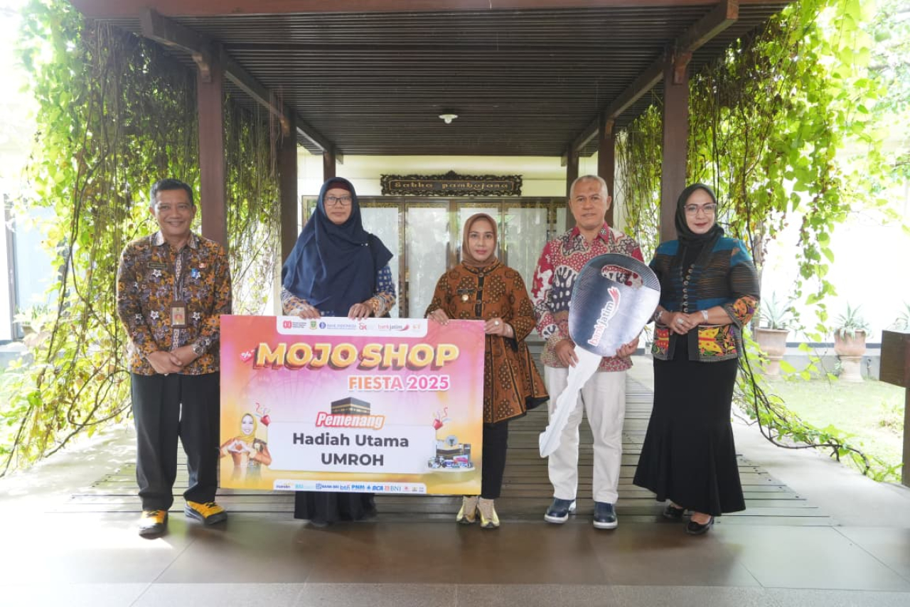 Wali Kota Mojokerto, Ika Puspitasari saat menyerahkan secara simbolis hadiah undian Mojo Shop Fiesta (MSF) 2025. SP/ DWI