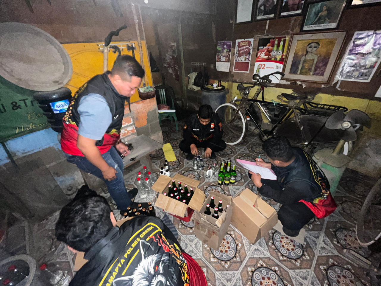 Unit Patroli dan Pengawalan (Turjawali) Sat Samapta Polres Gresik menggelar operasi penertiban dan berhasil mengamankan tersangka. SP/ MAIDID