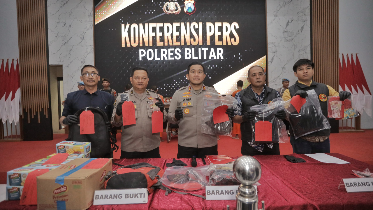 Kapolres Blitar saat tunjukan BB dalam relisnya