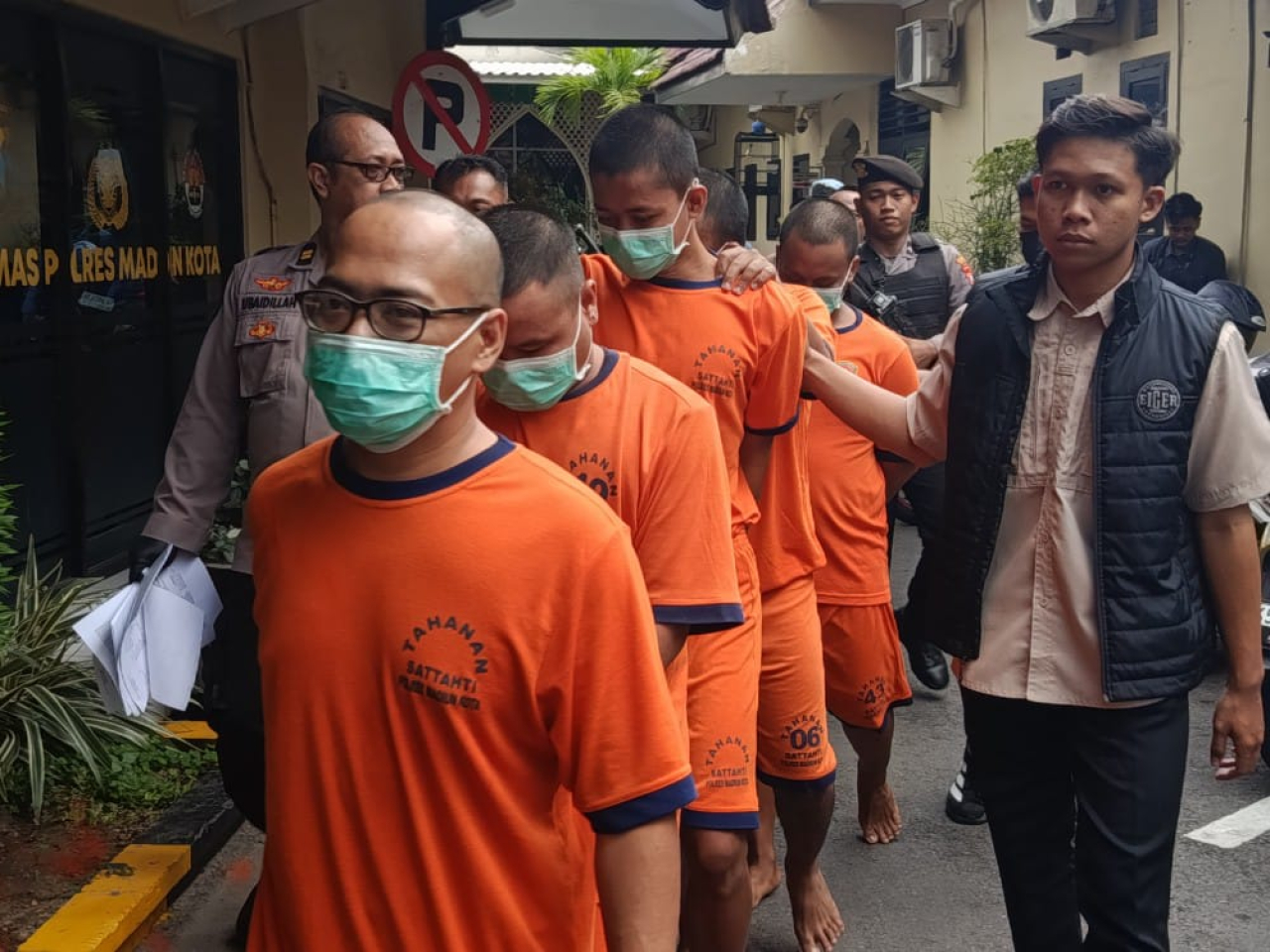 Para pelaku kriminal yang terjaring Operasi Sikat Semeru 2025 Polres Madiun Kota digelandang Polisi.