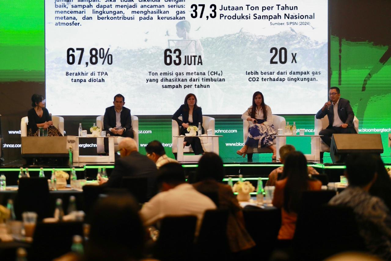 Suasana diskusi panel berjudul “From Waste to Watt: Bringing a Greener Indonesia” pada acara Ecoverse 2025, Kamis, (20/11/2025). Foto: Dok. Bloomberg Technoz