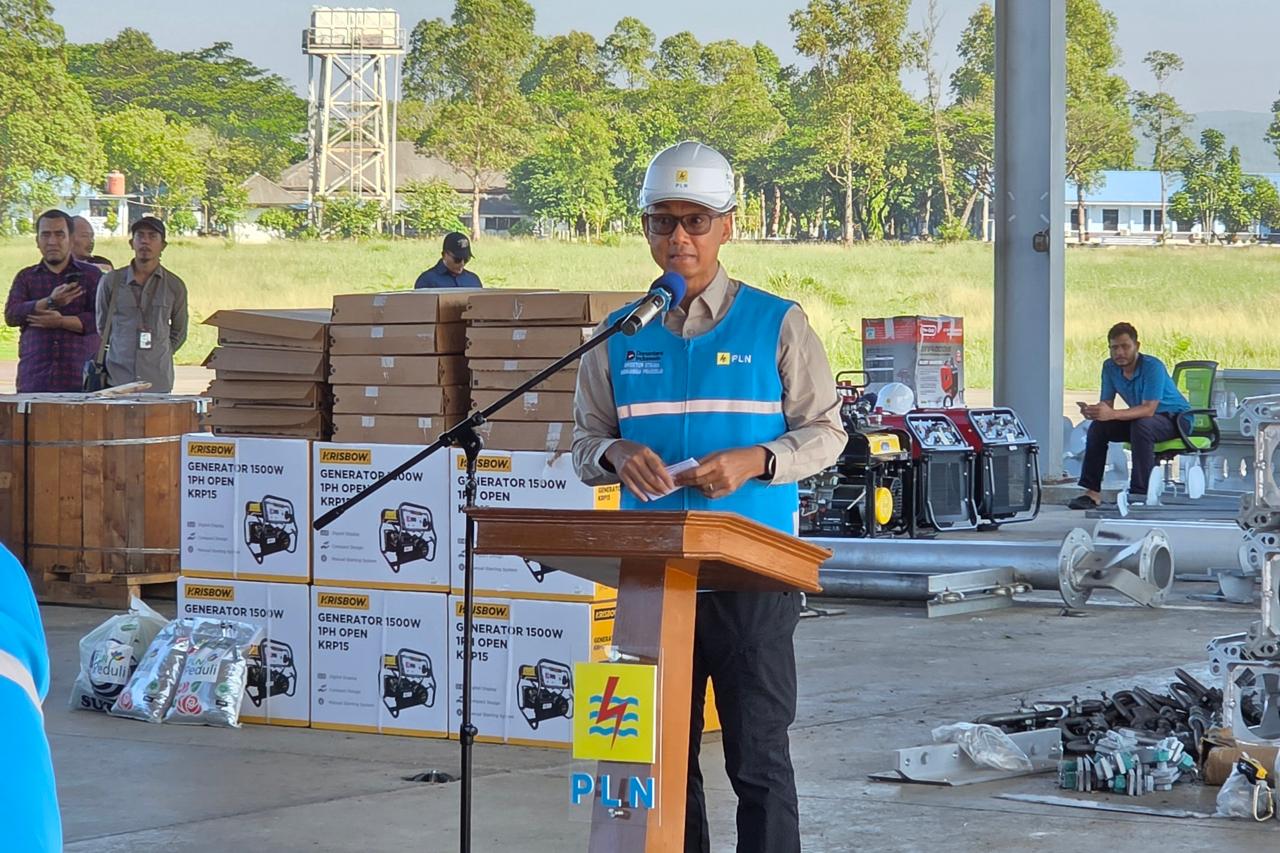 Dirut PLN, Darmawan Prasodjo menyampaikan update pemulihan kelistirkan pascabencana Aceh di Landasan Udara Sultan Iskandar Muda pada Sabtu (29/11/2025). Foto/Humas PLN