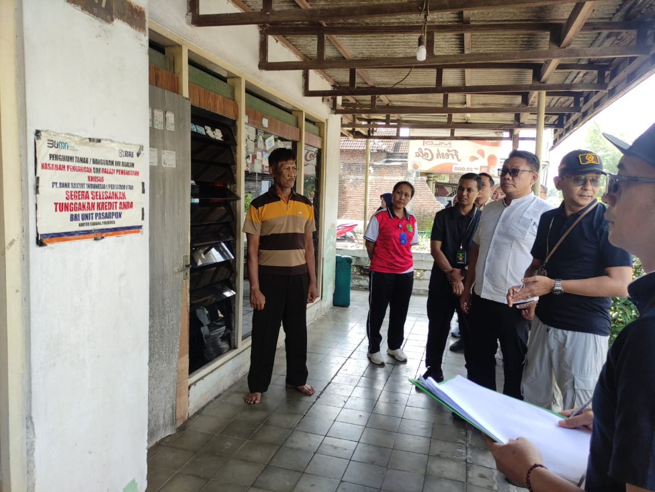 Majelis Hakim (bertopi) kunjungi rumah Samsuri dalam agenda pemeriksaan akhir.   Foto: dokumentasi Samsuri.