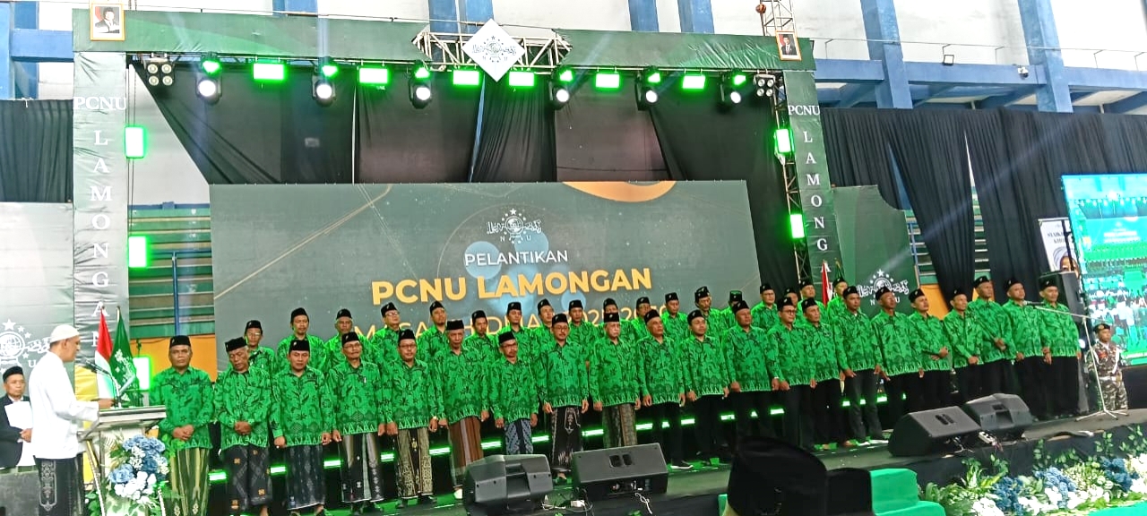 Pengurus PCNU Lamongan saat dilantik dan dibaiat oleh Rais Syuriyah PBNU Dzuriyah Syaikhona Kholil.  FOTO:SP/IST