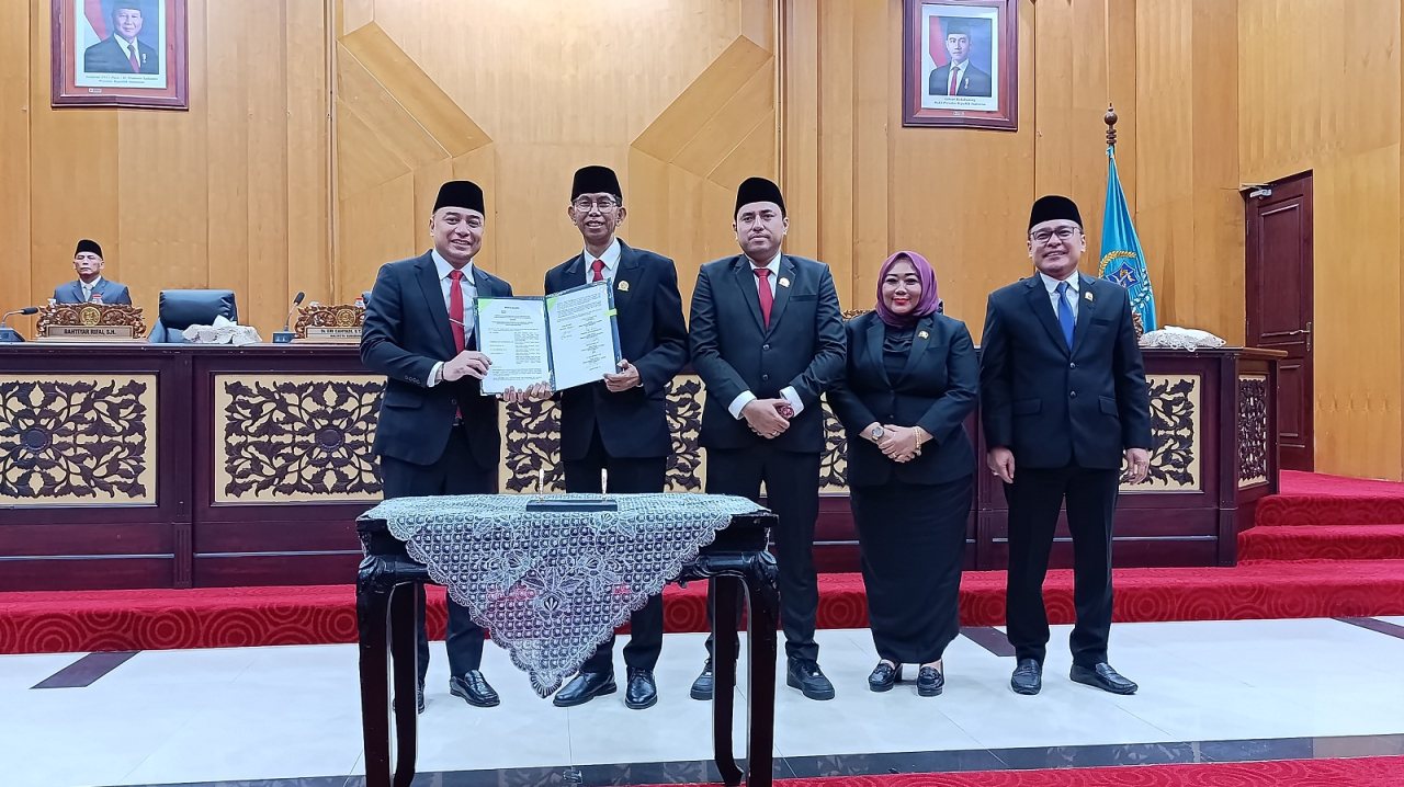 Rapat paripurna pengesahan APBD 2026 di di Gedung DPRD Surabaya, Senin (10/11) dari kiri Wali Kota Surabaya Eri Cahyadi, Ketua DPRD Kota Surabaya, Adi Sutarwijono, Wakil Ketua DPRD Kota Surabaya Bahtiyar Rifai, Wakil Ketua DPRD Kota Surabaya Laila Mufidah