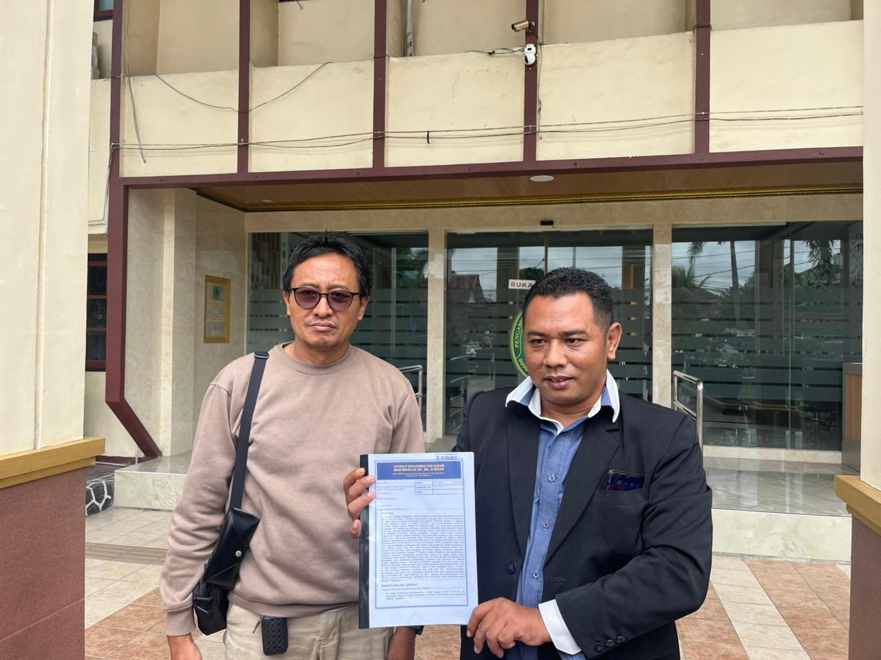 Imam Mokhlas (kanan) saat berada di Pengadilan Negeri Kabupaten Kediri