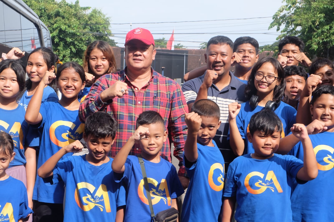 Kepala Disbudparpora Kota Kediri, Bambang Priyambodo saat foto bersama atlet finswimming