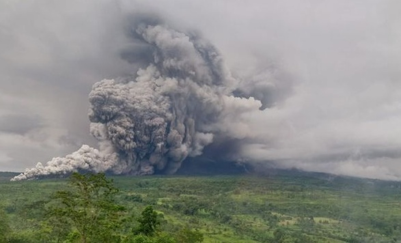 Penampakan Gunung Semeru di Jawa Timur kembali erupsi, memuntahkan kolom abu setinggi 2.0000 meter di atas puncak atau sekitar 5.676 meter di atas permukaan laut. SP/ LMJ