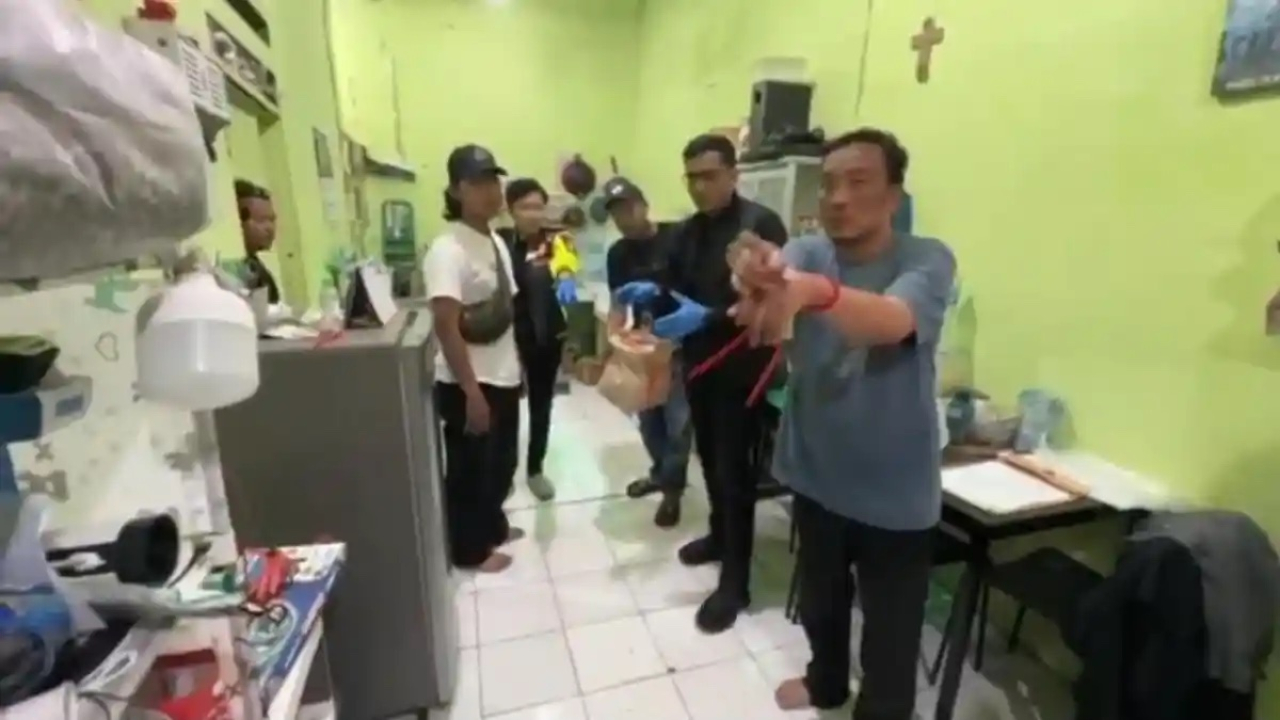 Tampang pelaku Alex Iskandar, penculik dan pembunuh bocah Alvaro Kiano Nugroho, saat ditangkap dan melakukan rekonstruksi.