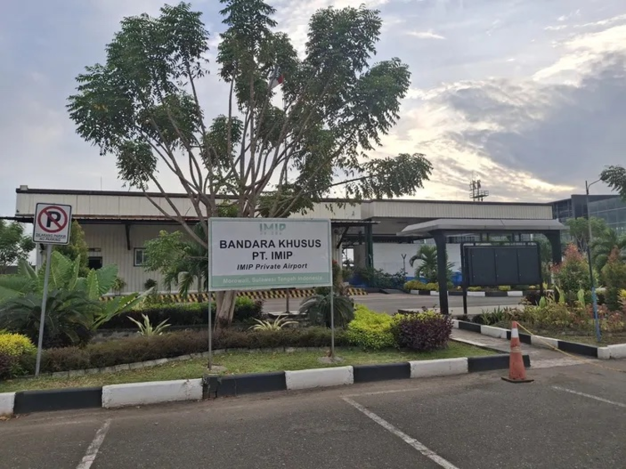 Saat ini ramai diperbincangkan dijagat media sosial tentang bandara khusus yang terletak di kawasan PT Indonesia Morowali Industrial Park (IMIP) Morowali, Provinsi Sulawesi Tengah.