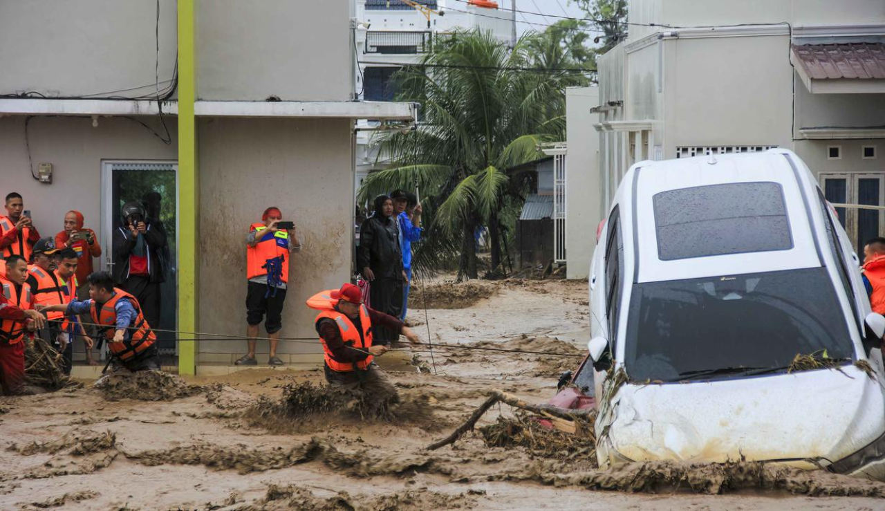 Banjir bandang yang melanda di Sumatra Utara, Sumatra barat dan Aceh, hingga Minggu (30/11/2025) telah merenggut 316 orang meninggal dunia dan 174 orang masih hilang.