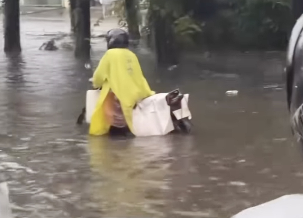 Sejak Rabu (5/11/2025) siang, Surabaya diguyur hujan sangat deras hingga Rabu malam. Dampaknya, beberapa ruas jalan di Surabaya, seperti Tenggilis Mejoyo, Banyu Urip, Kertajaya, Pucang, hingga Barata Jaya, banjir hingga setinggi pinggang lutut orang dewas