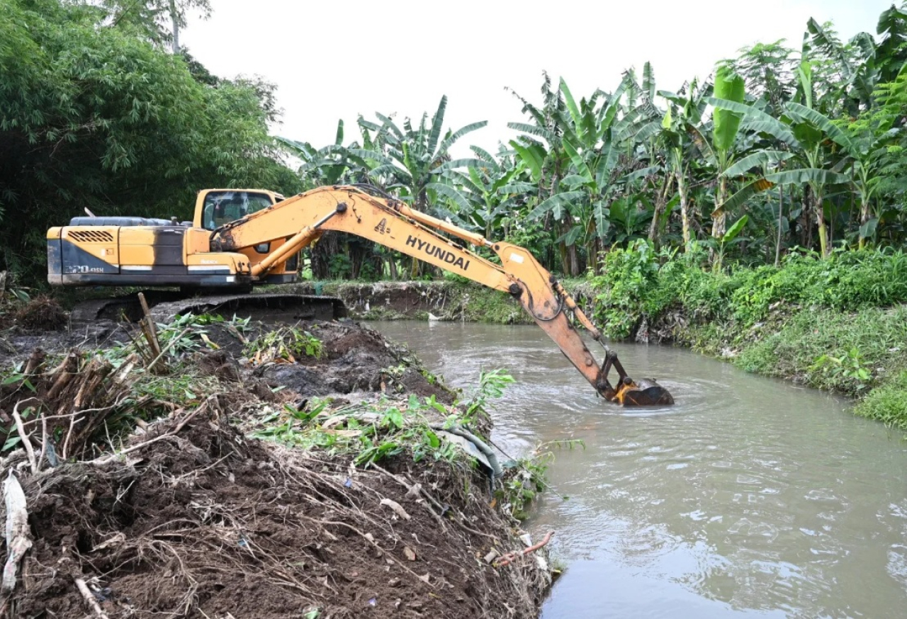 BPBD Banyuwangi saat melakukan normalisasi Sungai Bagong yang mengalami penyempitan ekstrem menjelang musim hujan. SP/ BYW