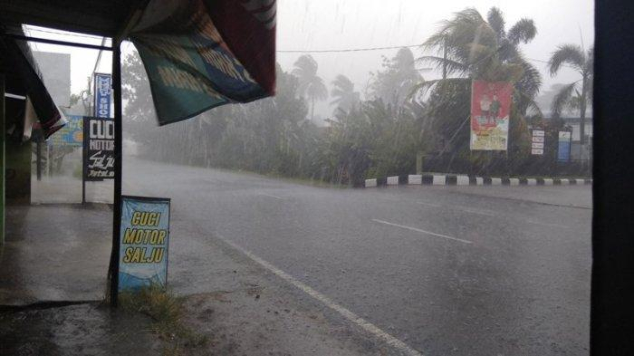 BMKG memprediksi sejumlah Wilayah di Jatim, bakal diguyur hujan dengan intensitas sangat tinggi, pada November 2025 ini. Terlihat, hujan deras yang mengguyur Surabaya, membuat di Jalan Kertajaya tergenang.