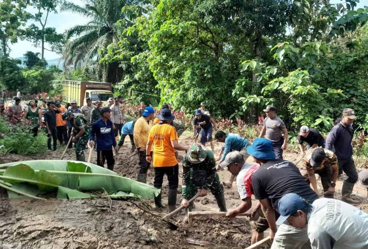 Kebersamaan warga bersama prajurit TNI saat membersihkan material lumpur akibat longsor. SP/ BYW