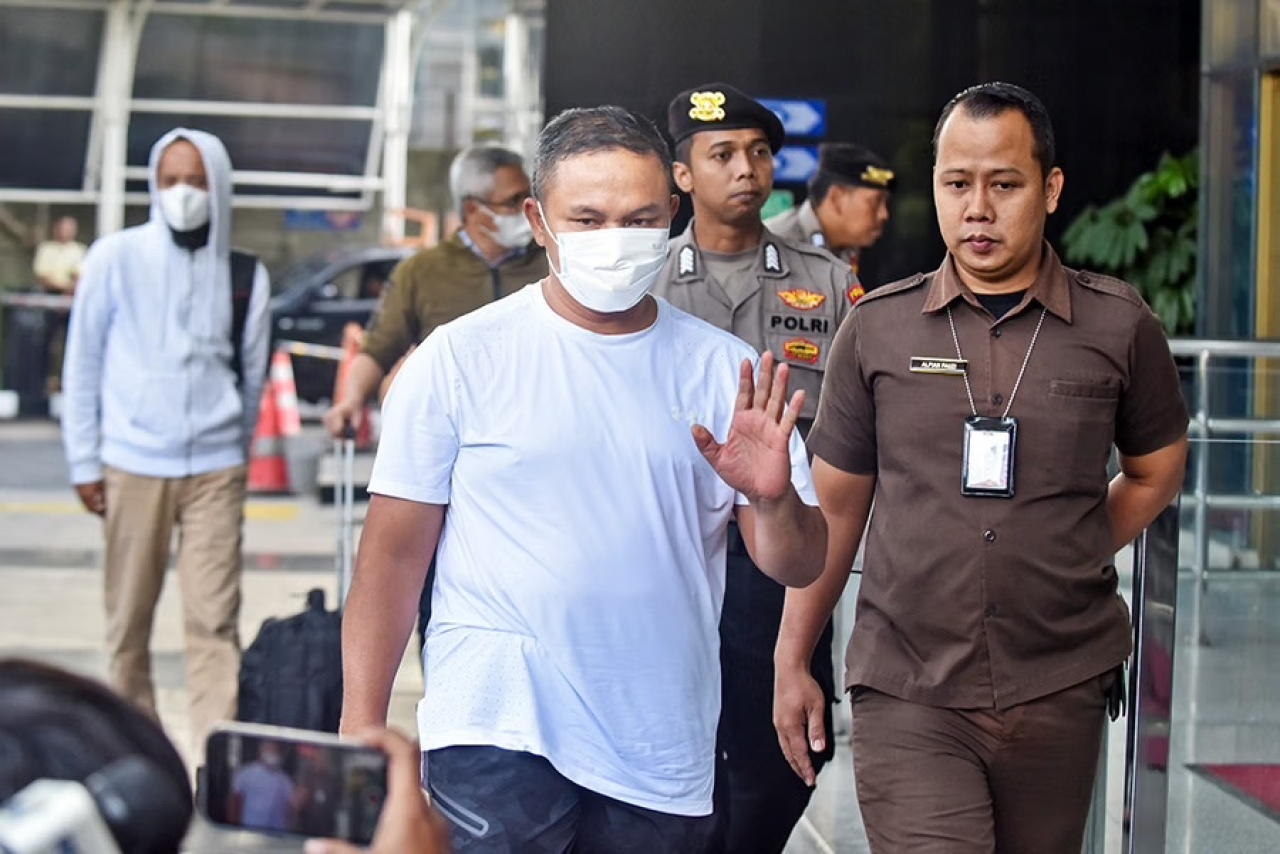 Gubernur Riau Abdul Wahid berjalan menuju ruang pemeriksaan setibanya di Gedung Merah Putih Komisi Pemberantasan Korupsi (KPK), Jakarta, Selasa (4/11/2025).