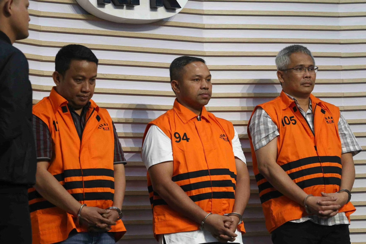 Ekspresi Gubernur Riau Abdul Wahid usai ditetapkan menjadi tersangka dugaan pemerasan di Dinas PUPR Riau oleh KPK. Tak Hanya Gubernur Riau, Abdul Wahid, KPK tetapkan tersangka Kadis PUPR Riau dan Tenaga ahli Gubernur.