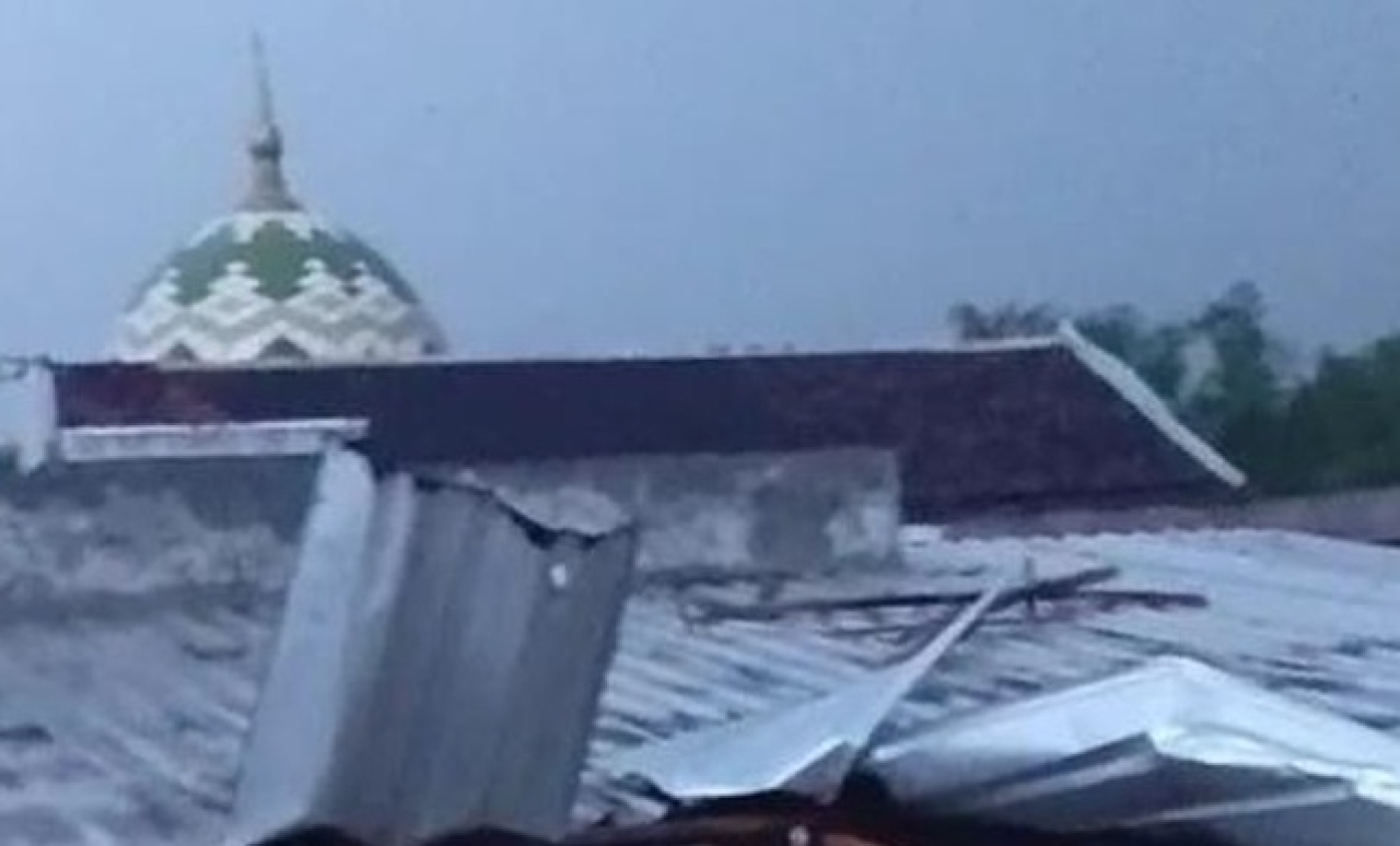 Tangkapan layar. Hujan deras disertai angin kencang menerjang atap rumah warga di Bojonegoro, Jawa Timur. SP/ BJN