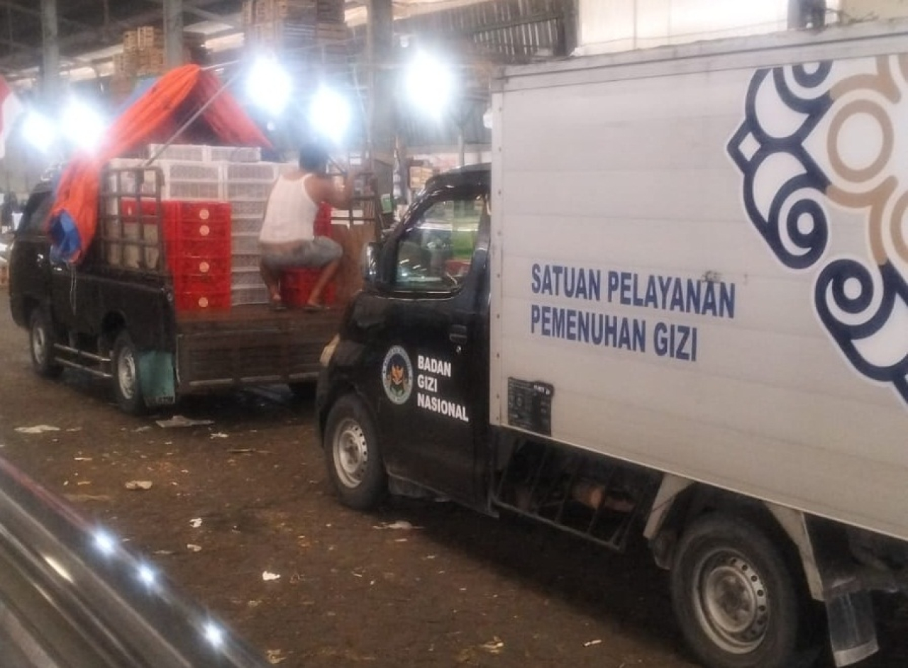 Suasana aktivitas Pasar Buah Tanjungsari malam hari.