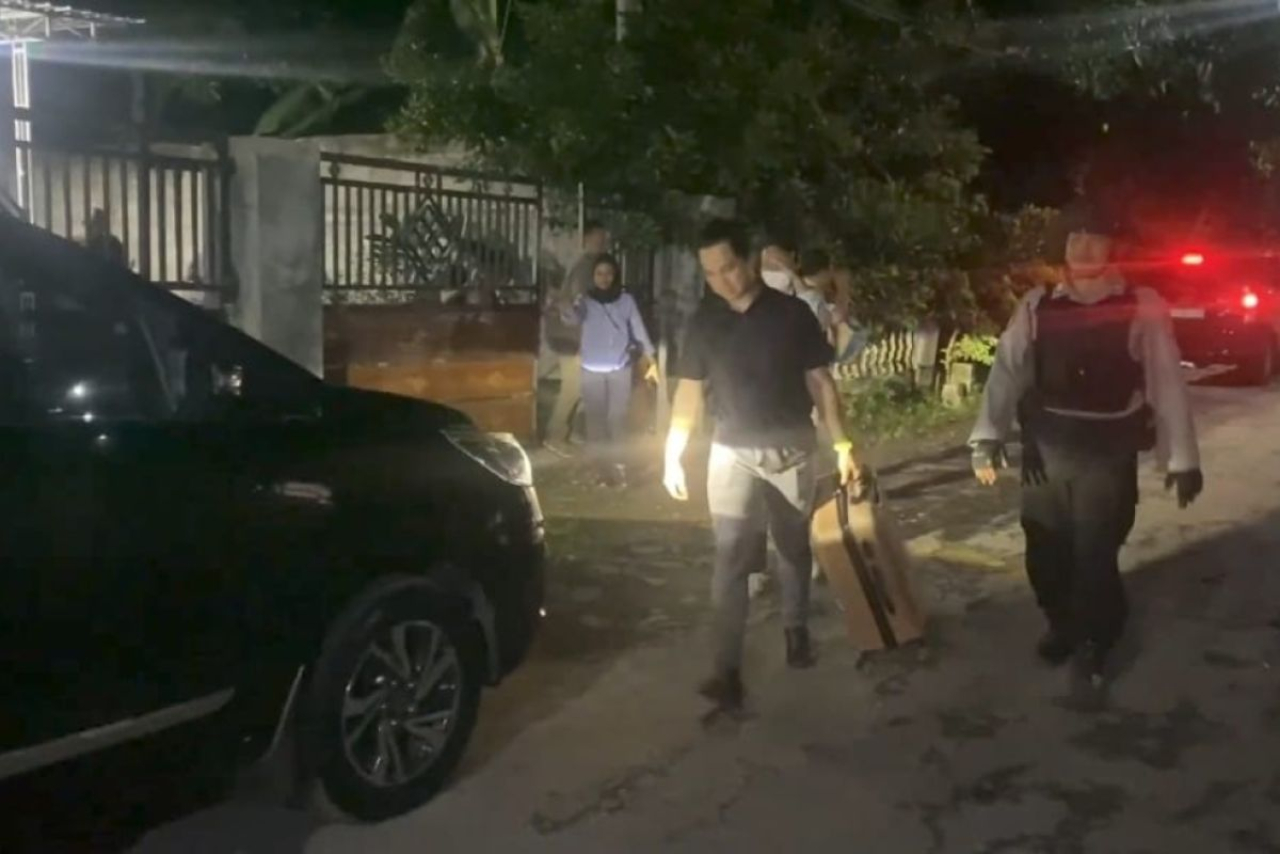 Komisi Pemberantasan Korupsi (KPK) kembali melakukan penggeledahan di sebuah desa terkait kasus dugaan suap dan gratifikasi Bupati Ponorogo Sugiri Sancoko, Rabu (12/11)