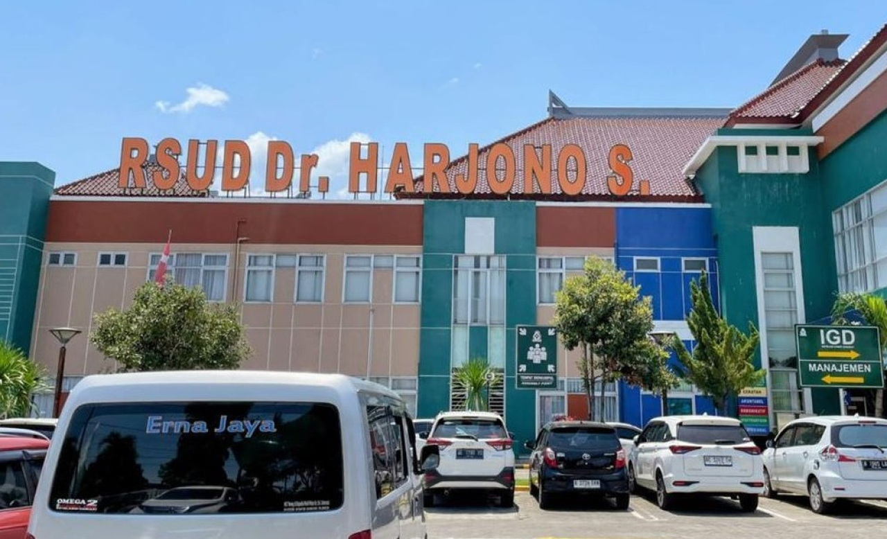 Kondisi petugas medis RSUD dr. Harjono Ponorogo tetap melayani pasien seperti biasa pasca penetapan direktur rumah sakit tersebut sebagai tersangka oleh KPK. SP/ PNG