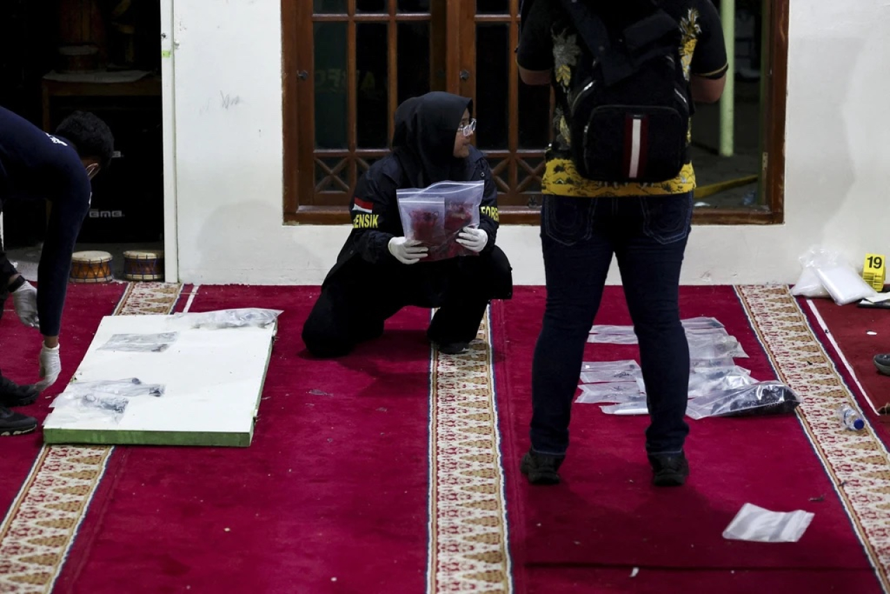 Tim Gegana Polda Metro Jaya saat melakukan olah TKP di lokasi ledakan di dalam Masjid SMAN 72 Kelapa Gading, Jakarta, Jumat (7/11/2025) lalu. Pelaku peledakan diduga salah satu siswa di SMAN 72.