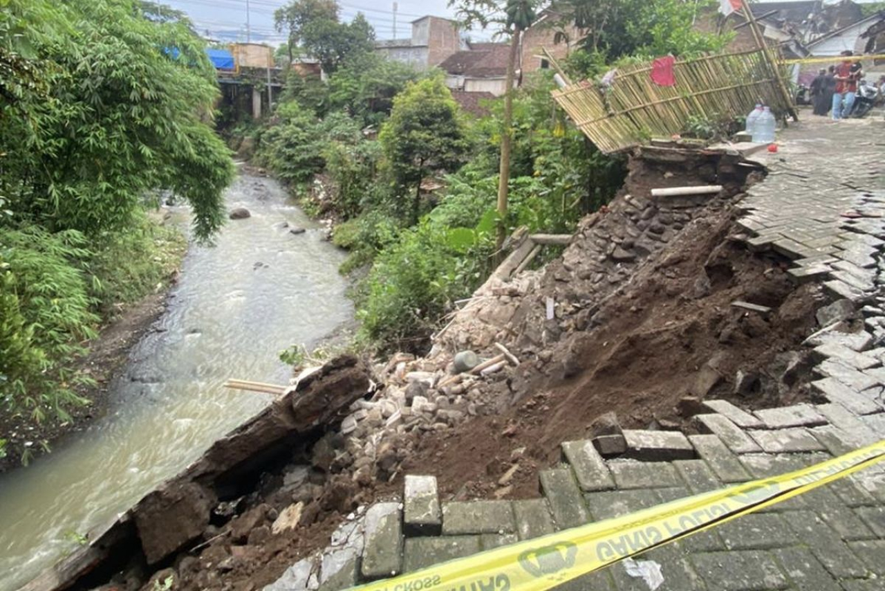 Longsoran yang terjadi di bantar sungai di Jalan Imam Bonjol Nomor 70, RT 002/RW 001, Kelurahan Kaliwates, Kecamatan Kaliwates, Kabupaten Jember, Jawa Timur. SP/ JBR