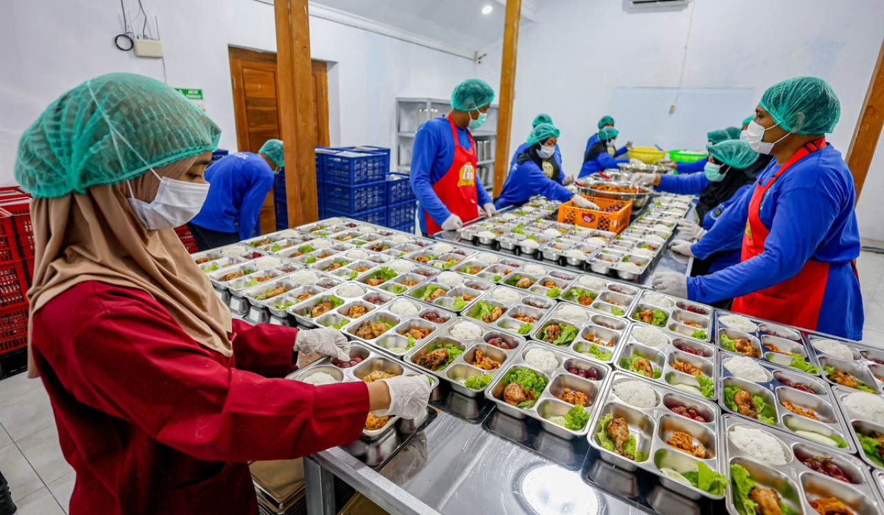 Program Makan Bergizi Gratis (MBG) andalan Presiden Prabowo Subianto, kini bakal didanai lagi melalui Danantara. Diantaranya, akan digerojok anggaran sebesar Rp 20 Triliun.