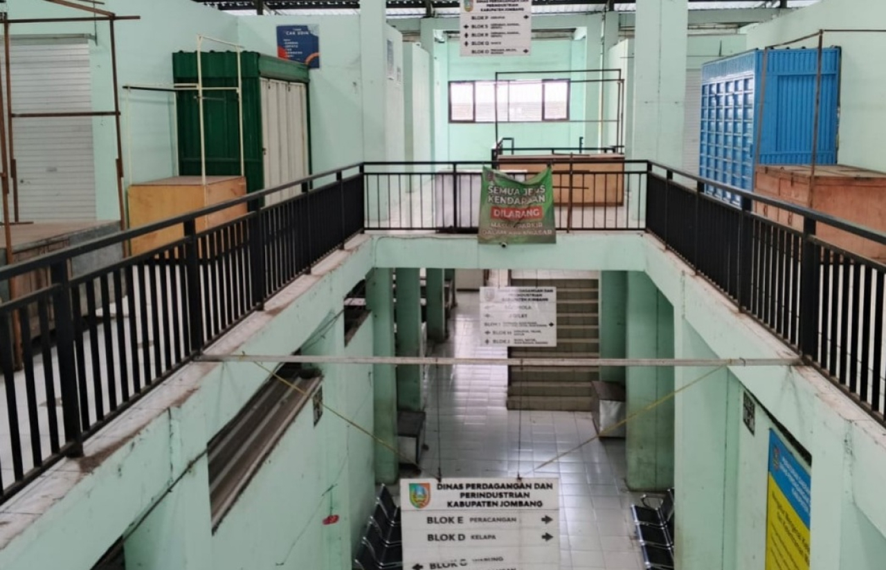 Suasana dan kondisi Pasar Perak, Jombang yang sudah direvitalisasi justru kondisinya masih sepi pedagang dan pembeli. SP/ JBG