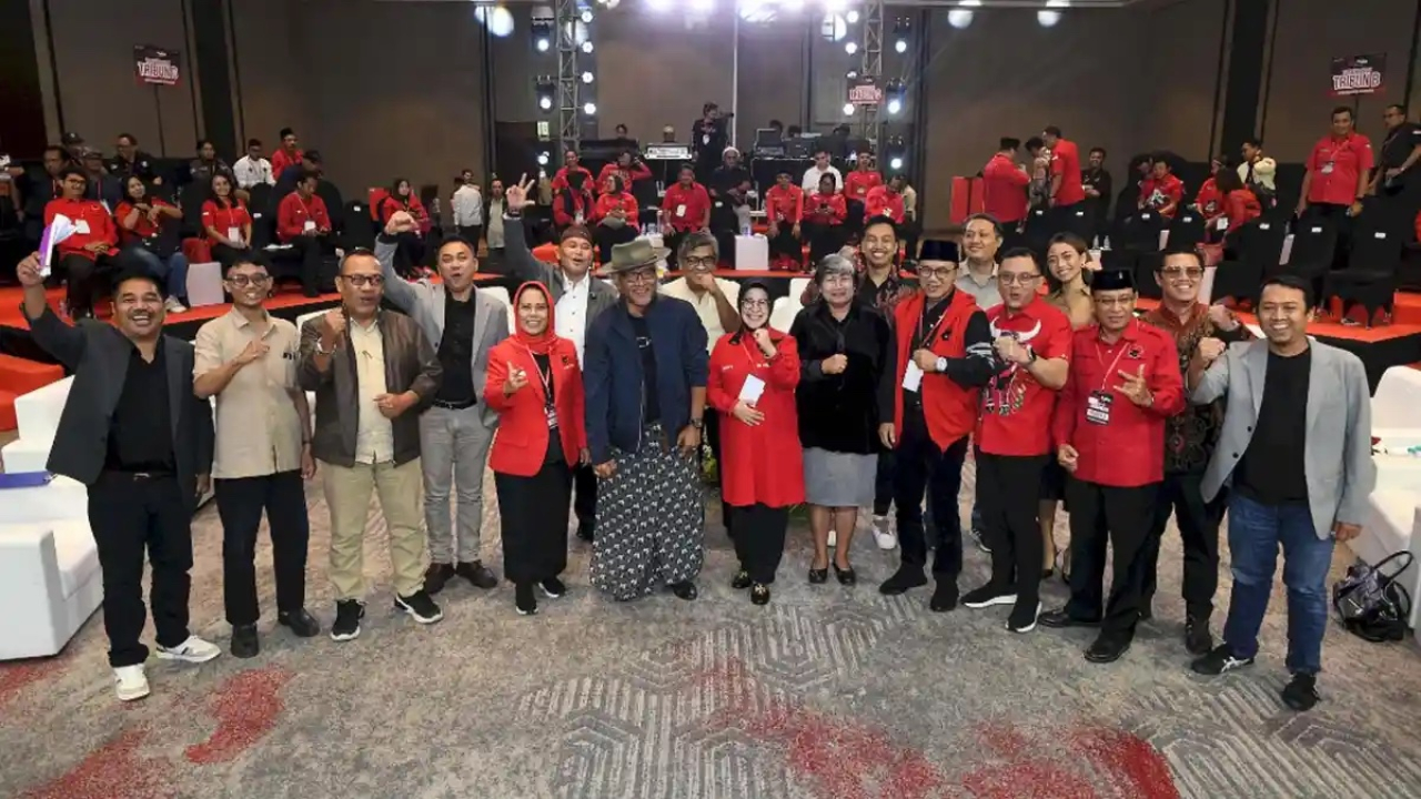 Para pembicara pada RedTalks, ruang dialog publik yang digelar PDIP Jatim di Dyandra Convention Centre Surabaya, Sabtu (22/11/2025). 