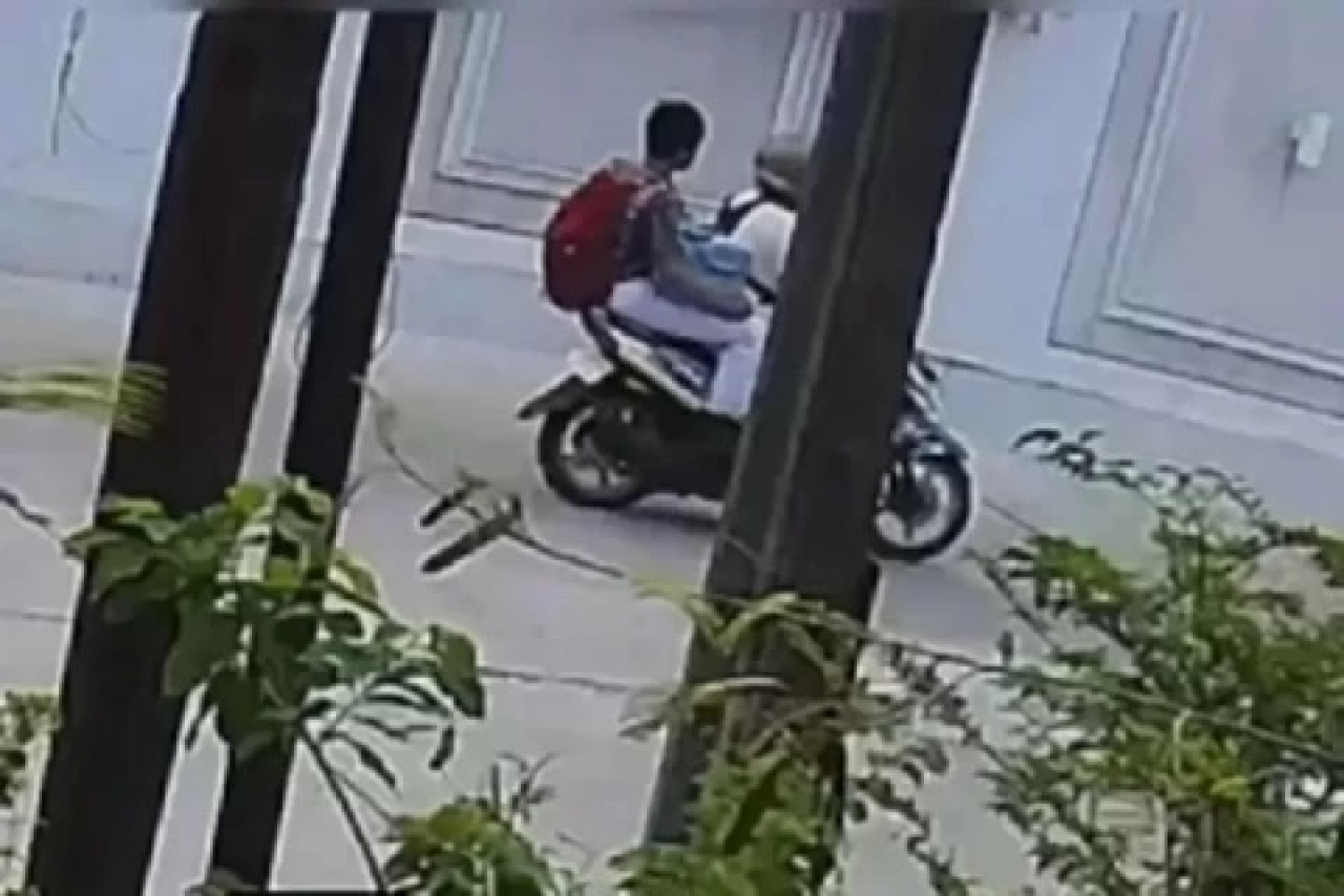 Dari rekaman CCTV, terlihat terduga pelaku ledakan di SMAN 72 Kelapa Gading, mengenakan seragam sekolah dengan tas ransel berwarna merah, menumpang motor.