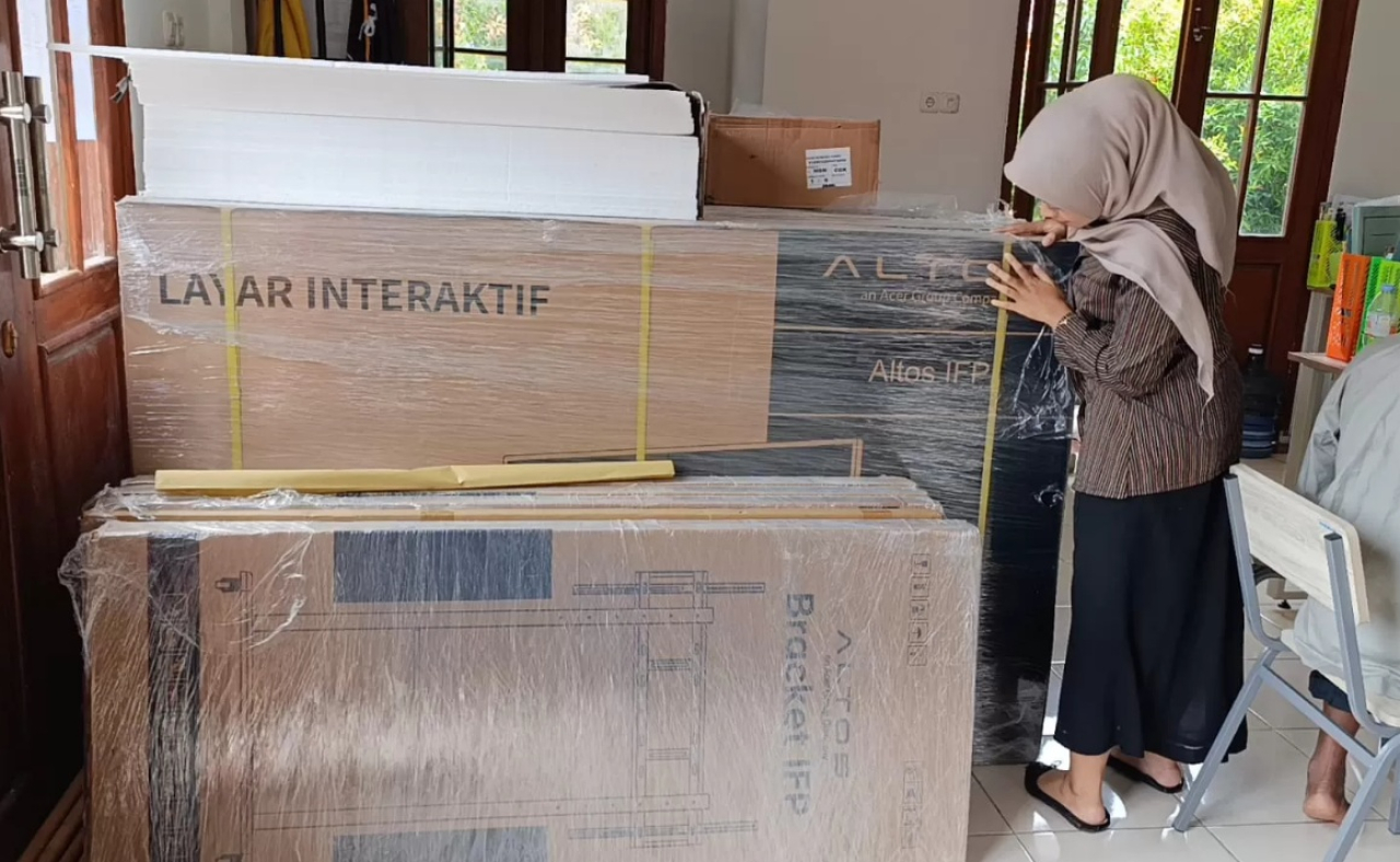 Sejumlah siswa Sekolah Rakyat (SR) Ponorogo melihat smart board bantuan pemerintah pusat yang tiba di sekolah tersebut. SP/ PNG