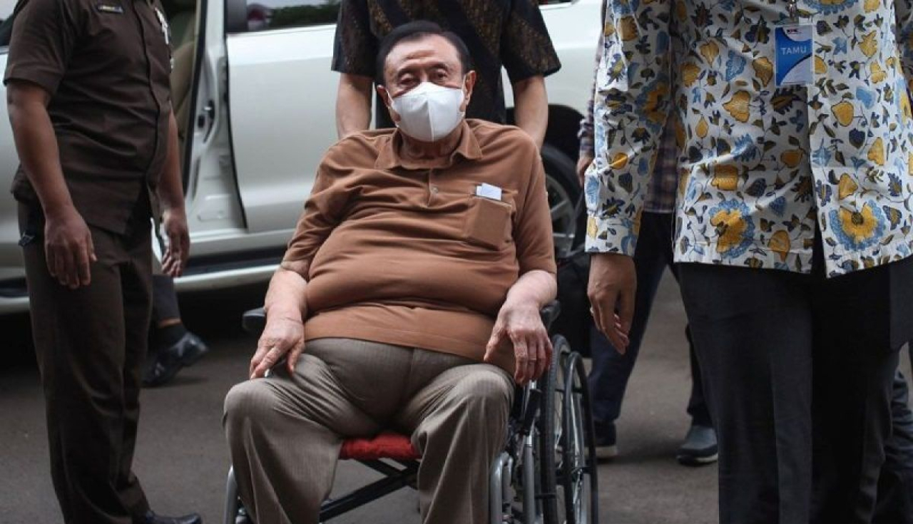 Adjie, pemilik PT Jembatan Nusantara, sedang berada di kursi roda saat menjalani pemeriksaan di KPK.