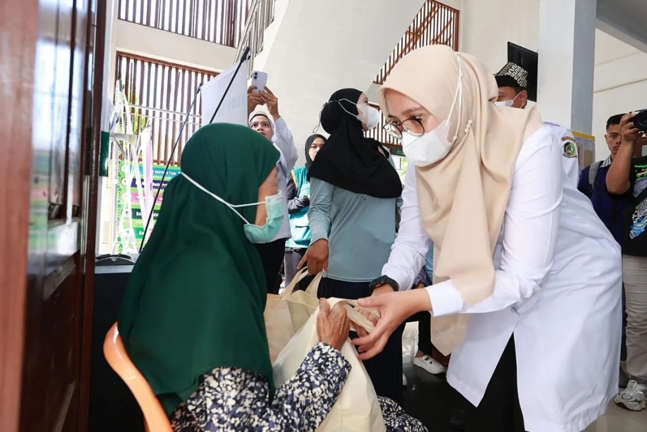 Bupati Banyuwangi Ipuk Fiestiandani saat memberikan bantuan sembako di sela meninjau skrining TBC serentak di Puskesmas Mojopanggung, Kecamatan Giri. SP/ BYW
